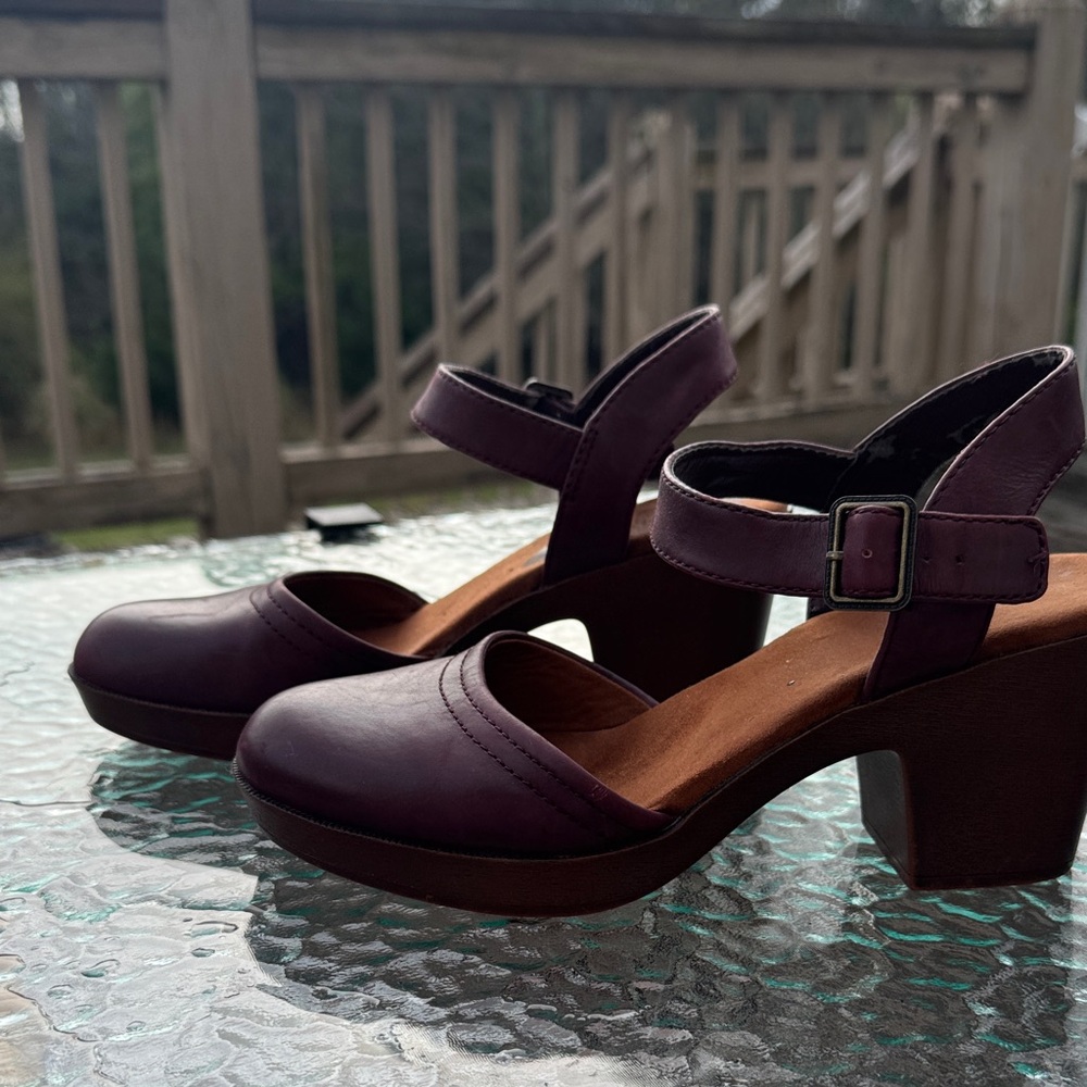Easy Spirit Burgundy Strap Heels